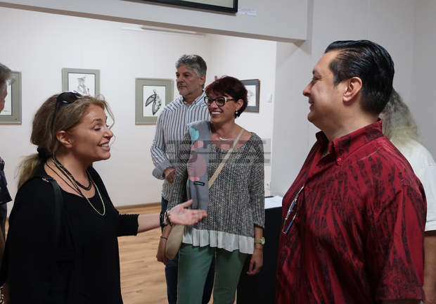 От Твореца е обусловена връзка между музиката и живописта, е убеден певецът Васил Петров, който откри своя изложба в Плевен