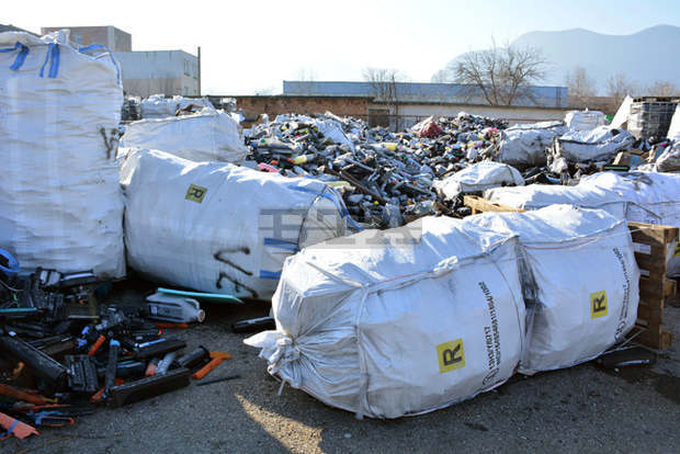 Собственикът на внесените от Италия отпадъци, складирани във Враца, ще бъде глобен след повторна проверка