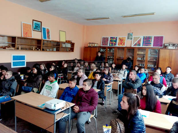 Лекции за рисковете в онлайн пространството бяха изнесени пред ученици и родители в Тетевен