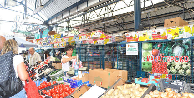 Табели обозначават земеделските производители на пазара в Разград