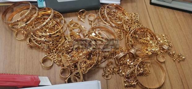 На ГКПП Дунав мост 2 задържаха близо два килограма златни изделия На ГКПП Дунав мост 2 задържаха близо два килограма златни изделия