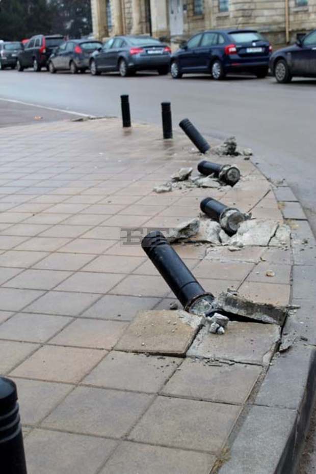 Община Русе е поискала от застрахователи 15 000 лева за повредени пътни знаци и ограждения при катастрофи