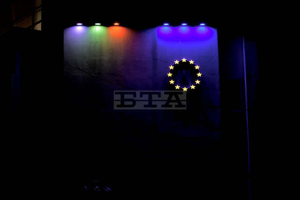 Светят нощем знамената на България и ЕС в Радомир