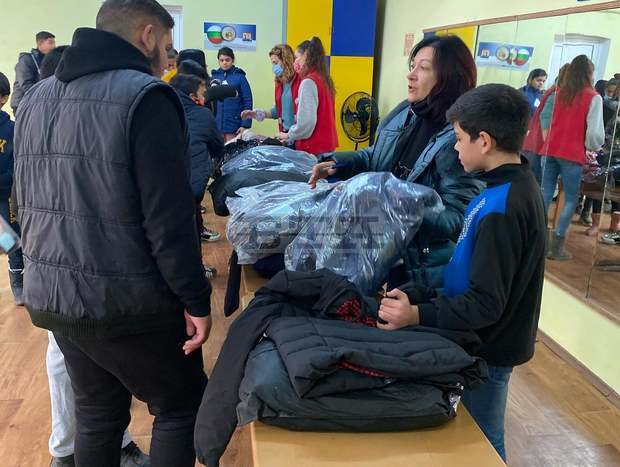 БЧК е дарил топли дрехи на бедни деца в Перник