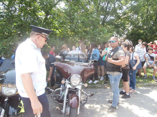 Полицаи от Търговище се включват в превантивни инициативи за Деня на безопасността на движението