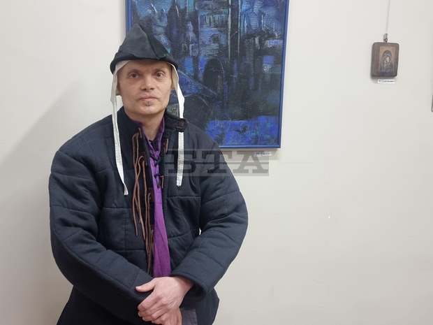 Плевенският художник Митко Събев посрещна в средновековно облекло първите посетители на своята изложба Плевенският художник Митко Събев посрещна в средновековно облекло първите посетители на своята изложба