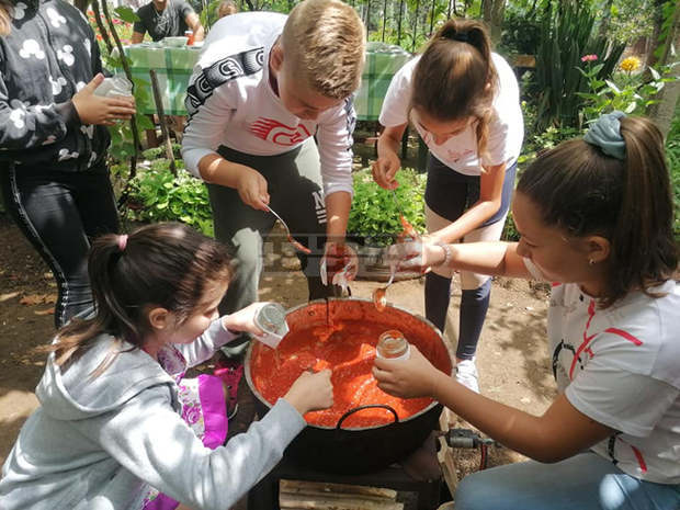 Вкусът на традиционната северняшка лютеница от капанския край преоткриха деца в кулинарна работилница