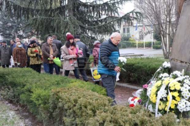 В Пловдив почетоха жертвите на комунистическия режим пред паметника "Свидетелят" В Пловдив почетоха жертвите на комунистическия режим пред паметника "Свидетелят"
