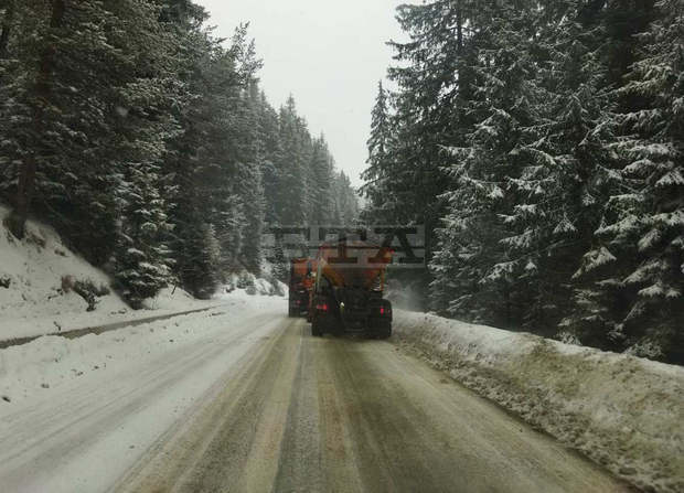 Републиканските пътища в районите със снеговалеж се почистват от 885 машини