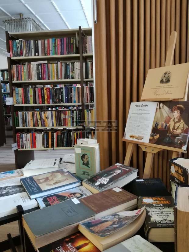 С витрина от библиотечни документи Добричката библиотека отбелязва 210 години от рождението на Чарлз Дикенс С витрина от библиотечни документи Добричката библиотека отбелязва 210 години от рождението на Чарлз Дикенс