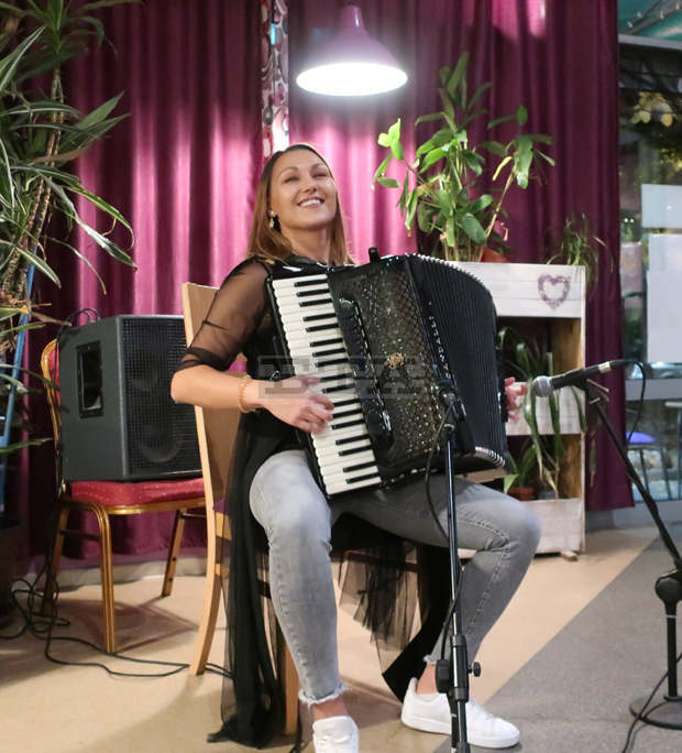 Виртуозната акордеонистка Вероника Тодорова се представи със самостоятелен концерт в родния Плевен