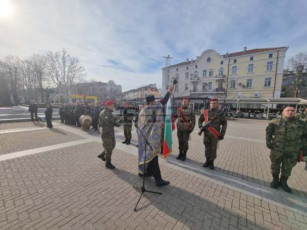 Почетоха годишнината на Ботев и осветиха бойните знамена на армията в Хасково