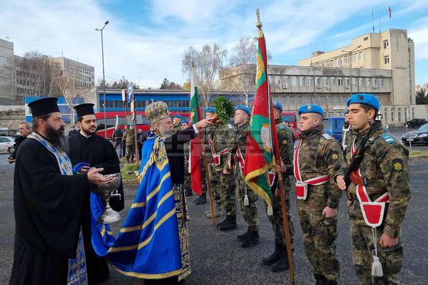 26-годишен извади кръста на Богоявление в Кърджали