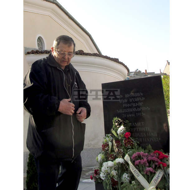 Живеещите в Силистра арменци тази вечер се поклониха пред мемориала за геноцида над арменците Живеещите в Силистра арменци тази вечер се поклониха пред мемориала за геноцида над арменците