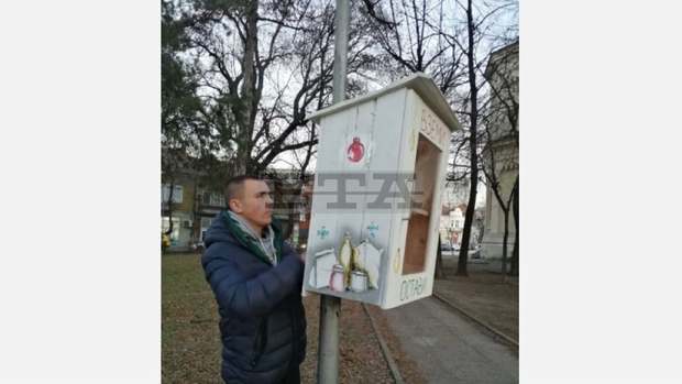 Ученик направи и постави кутия за храна за нуждаещи се  край храма "Св. Димитър" във Видин