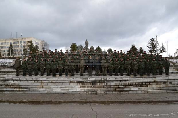 Удостоверения за завършено начално военно обучение получиха резервистите, които се подготвят в Националния военен университет "Васил Левски" Удостоверения за завършено начално военно обучение получиха резервистите, които се подготвят в Националния военен университет "Васил Левски"
