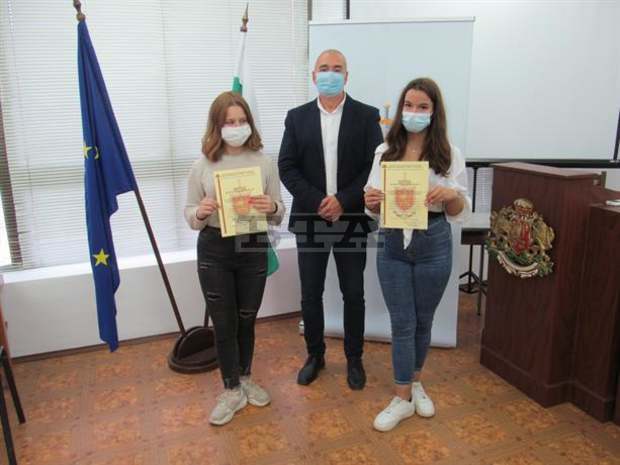 Две ученички са отличени от ръководството на ОД на МВР в Търговище за доблестна постъпка