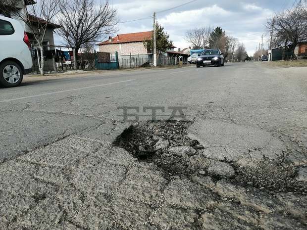 Подписка за ремонт на пътя Лом-Брусарци започнаха граждани в двете общини Подписка за ремонт на пътя Лом-Брусарци започнаха граждани в двете общини