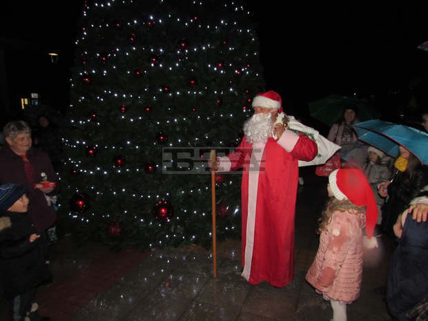 Грейнаха светлините на коледната елха в Белоградчик
