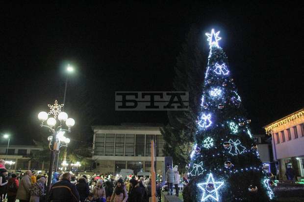 В Тетевен засияха светлините на коледната елха