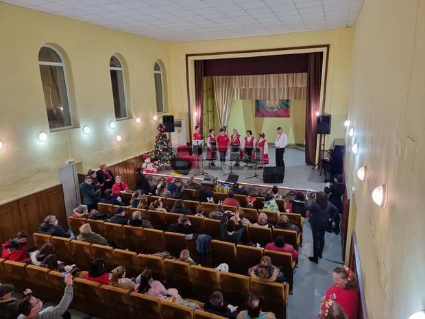 Благотворителен базар и концерт "Заедно по Коледа" събраха българи, британци и германци в читалището в балчишкото село Гурково