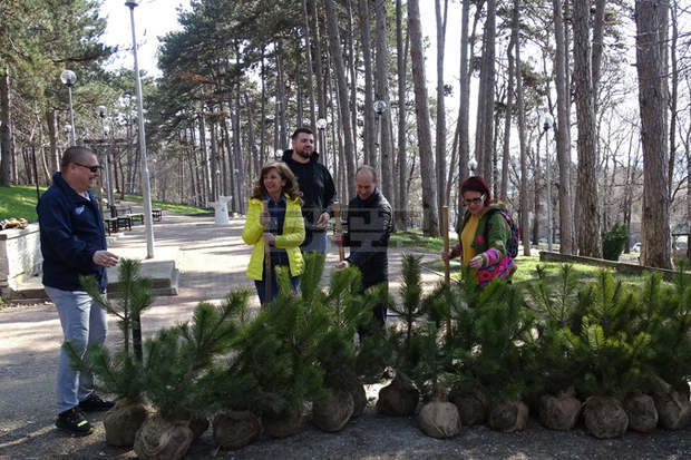 Кандидатите от ГЕРБ-СДС засадиха 28 нови дръвчета в парк "Акация" във Велико Търново