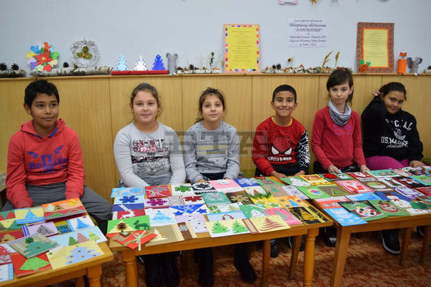 Над 100 коледни картички изработиха деца в Котел за самотно живеещи възрастни хора