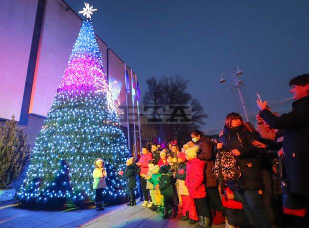 Велико Търново грейна в коледни светлини с музиката на талантите от "Джуниър Бенд"