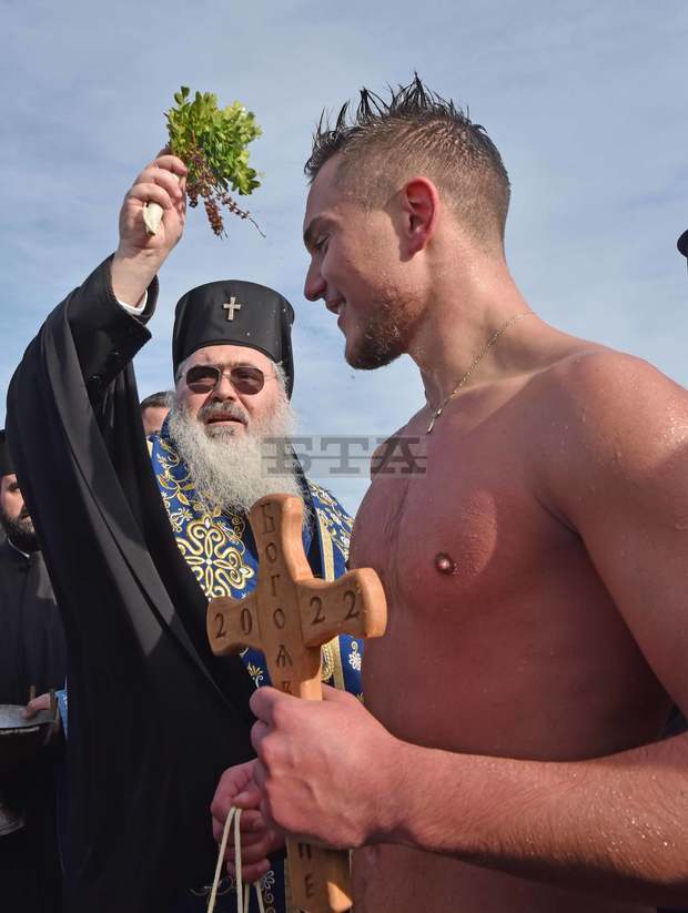 Студент програмист хвана кръста в морето край Варна