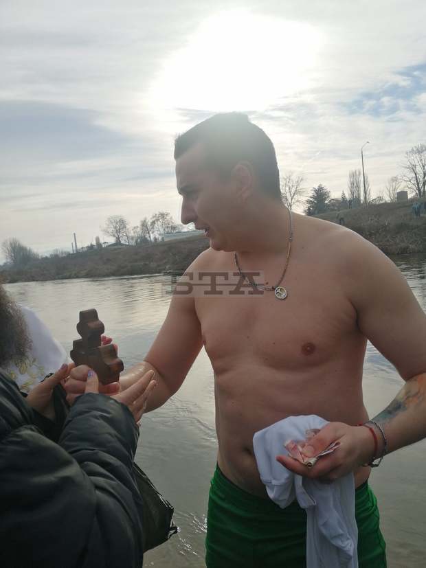 29-годишният Васил Хаджийски извади кръста от ледените води на р. Марица в Пазарджик