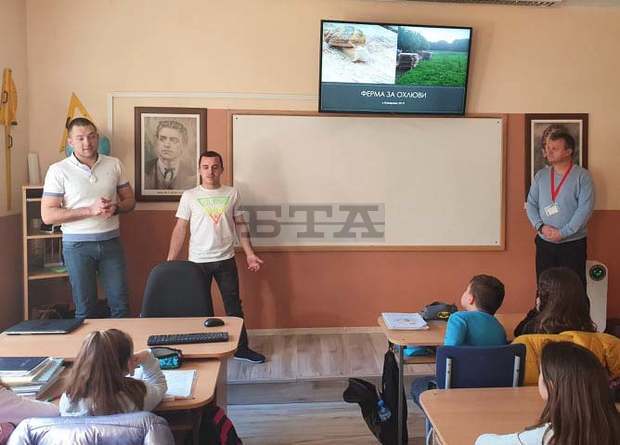 В Плевен собственици на ферма за охлюви си говориха с ученици на тема "Защо трябва да останем в България?" В Плевен собственици на ферма за охлюви си говориха с ученици на тема "Защо трябва да останем в България?"