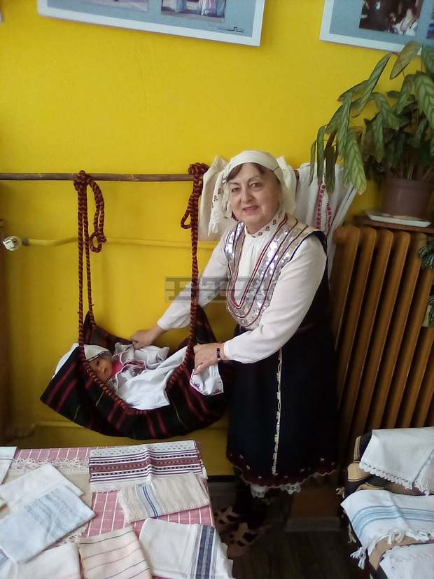 Пернишки баби подредиха изложба на кенарени вещи Пернишки баби подредиха изложба на кенарени вещи