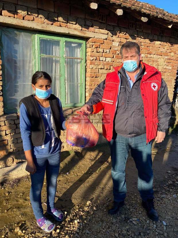 Деца в неравностойно положение от Исперих получават безплатна храна от БЧК