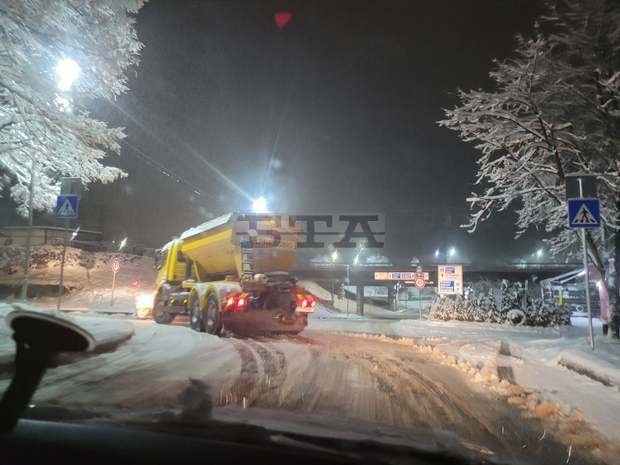 От 3.30 ч. започна почистването на основните пътища в Пернишко
