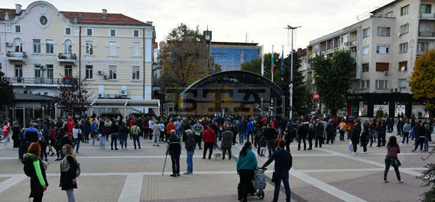 Протест срещу зеления сертификат събра няколкостотин души в центъра на Хасково