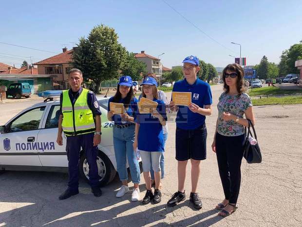 Деца раздаваха листовки за пътна безопасност на шофьорите в Ловеч