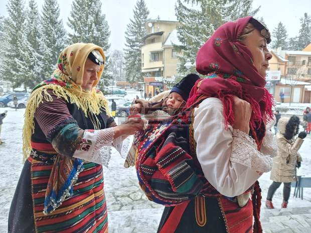 Баби и майки с "бабинчета" спазиха традицията и извиха пъстро Бабино хоро в Разлог Баби и майки с "бабинчета" спазиха традицията и извиха пъстро Бабино хоро в Разлог