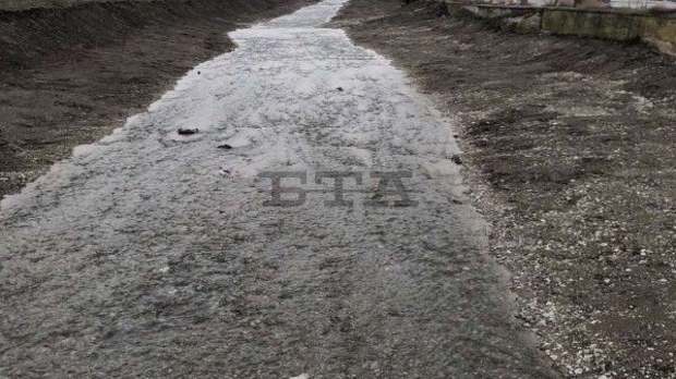 Лишени от свобода от Сливенския затвор работят за почистване на речните корита в града