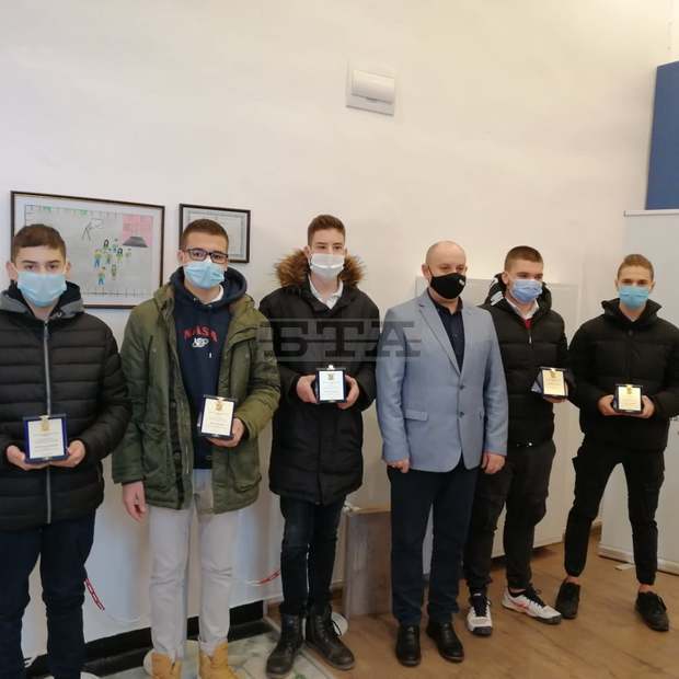 От полицията в Сливен връчиха плакети на петима деветокласници, предотвратили грабеж От полицията в Сливен връчиха плакети на петима деветокласници, предотвратили грабеж