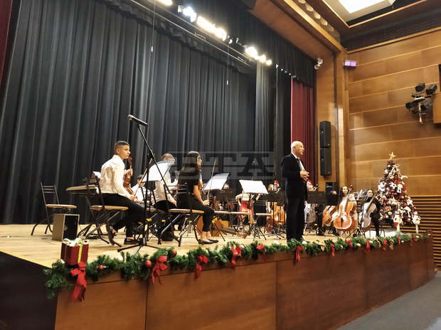 Цигуларят Георги Калайджиев и децата от "Музиката вместо улицата" изнесоха коледен концерт в Сливен