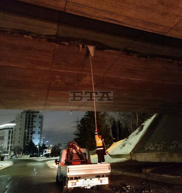 Ледени висулки от транспортни надлези са почистени в София от аварийните екипи на СО Ледени висулки от транспортни надлези са почистени в София от аварийните екипи на СО