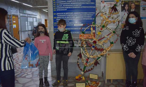 Ученици измайсториха и подариха двуметрова сурвакница на община Разград