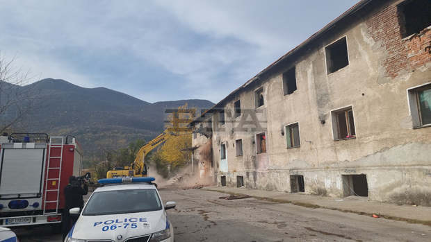 Започна събарянето на опасната сграда във Враца след кратка съпротива от настанените в нея ромски семейства