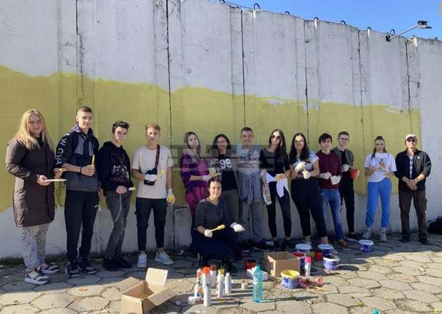 Ученици рисуват потрети на български просветителите на стената на "14 полк" в Благоевград