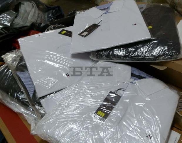 Близо 4500 облекла с лого на световноизвестни марки са задържани до ГКПП "Капитан Петко войвода"