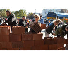 В Хасково протестиращи зазидаха символично областната администрация