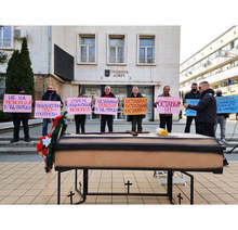 Собственици на траурни агенции излязоха на протест пред сградата на Община Ловеч