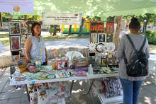 Хора с увреждания предлагат ръчно изработени сувенири на изложение-базар в Търговище