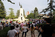 Във Велико Търново протестиращите тази вечер преминаха в шествие от паметника "Майка България" до Съдебната палата