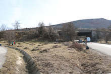 Почистен от храсти, изсъхнали треви и битови отпадъци е пътният възел на разклона за гр. Батановци